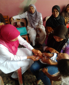 Petugas Kesehatan saat memberikan imunisasi di kegiatan PMT   Program PNPM Mandiri Perdesaan T.A. 2013 Desa Ujung Kecamatan Singkil 