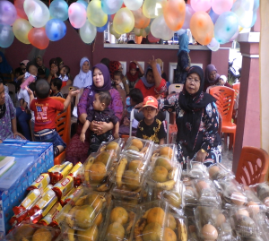 Antusias masyarakat terhadap kegiatan Pemberian Makanan Tambahan ( PMT ) Di Desa Ujung  Kecamatan Singkil Program PNPM MPD T.A.2013 